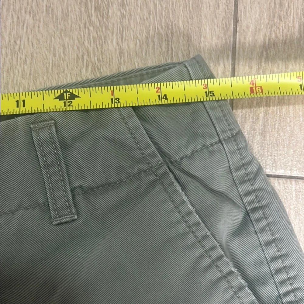 GAP Army Green Bermudas Relaxed Fit Shorts - Picture 3 of 5